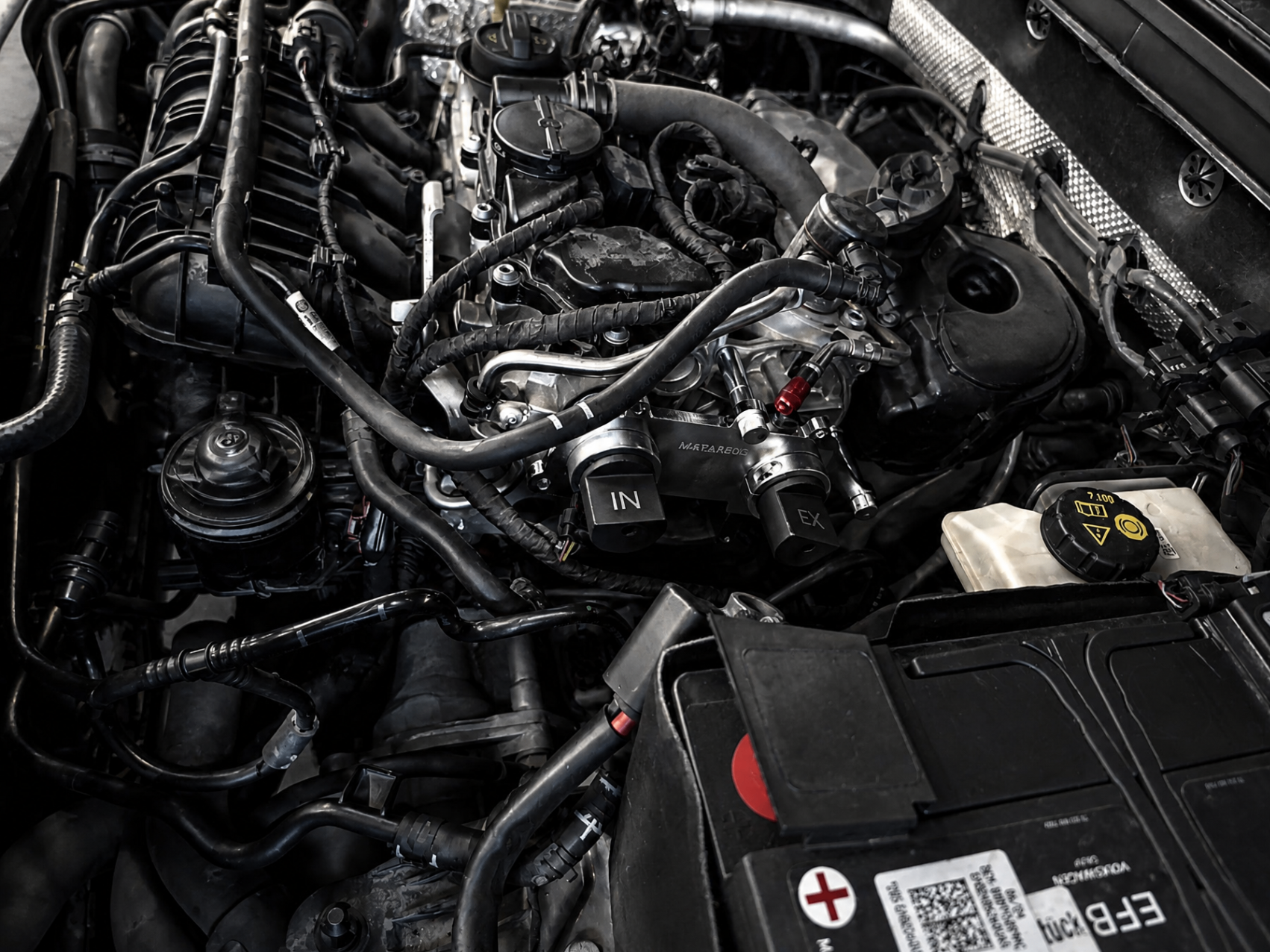 Detail motorového priestoru počas servisného zásahu.