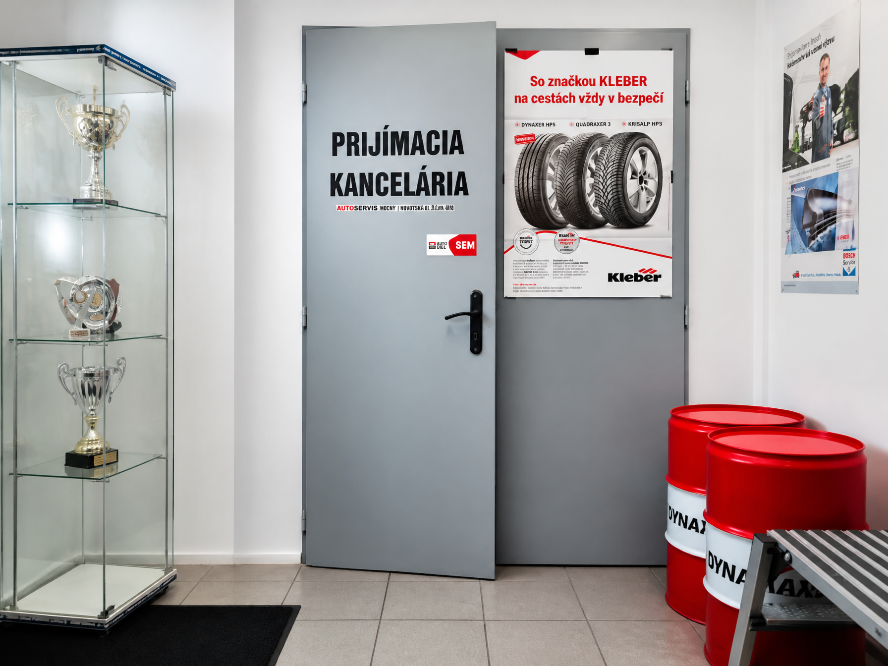 Vstup do prijímacej kancelárie autoservisu s výrazným označením.